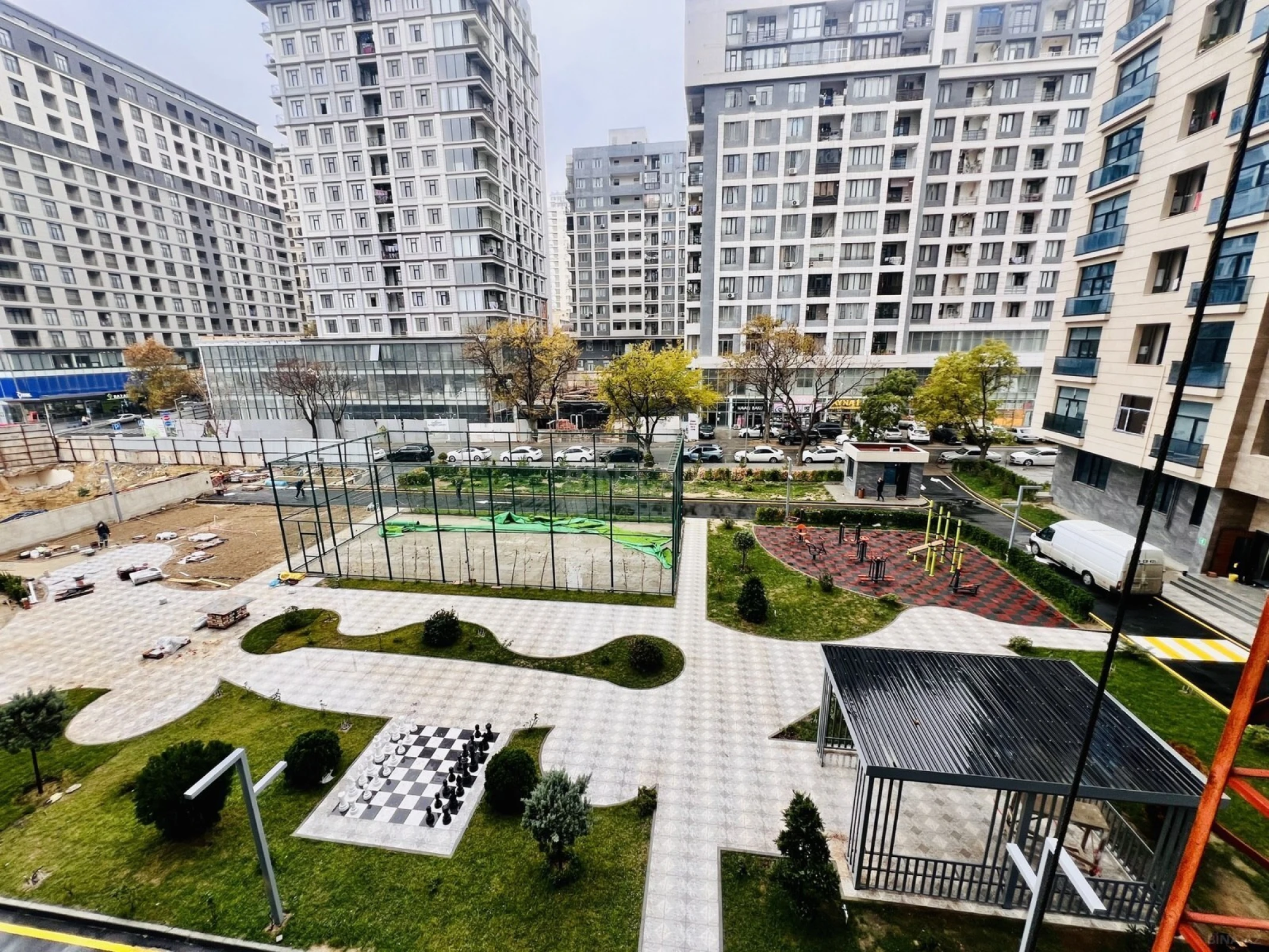 Satılır 4 otaqlı mənzil 196 m²