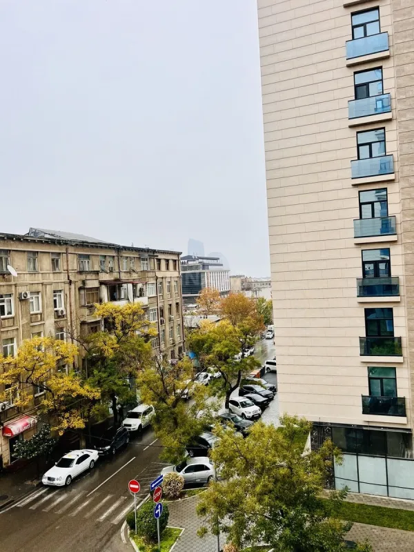 Satılır 4 otaqlı mənzil 196 m²