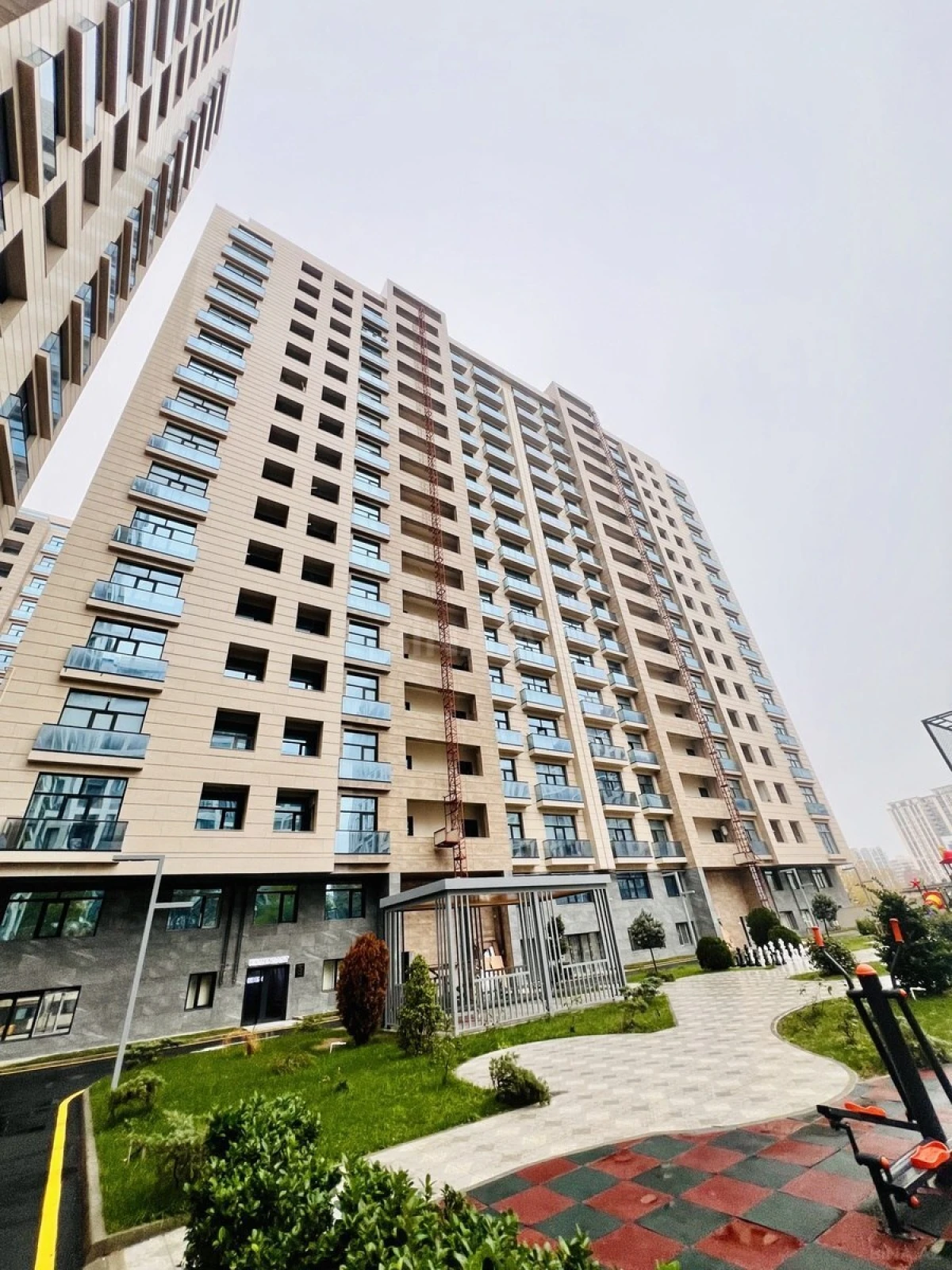 Satılır 4 otaqlı mənzil 196 m²