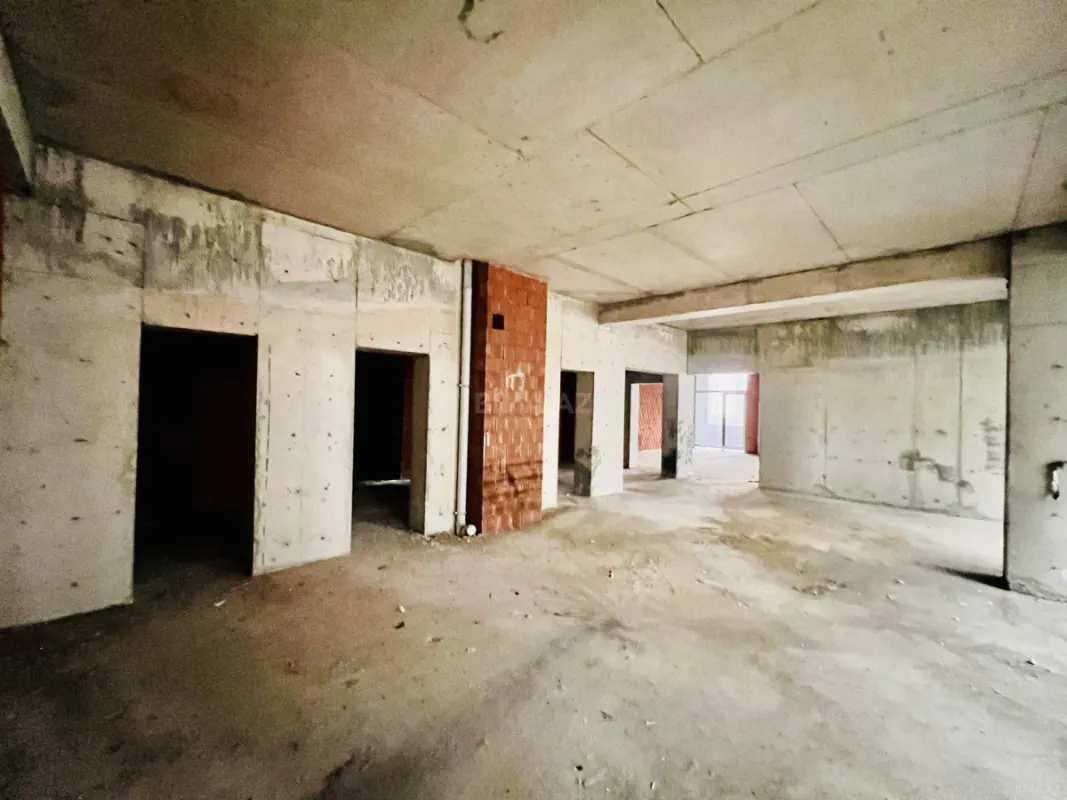 Satılır 4 otaqlı mənzil 196 m²