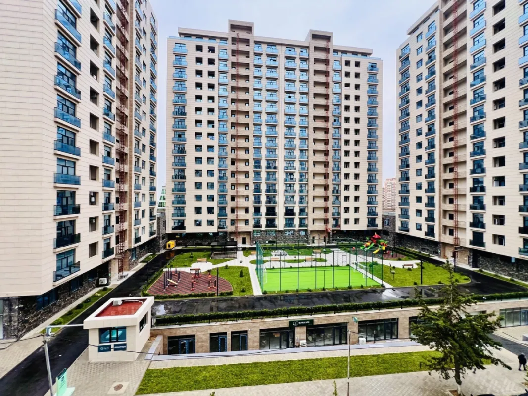 Satılır 4 otaqlı mənzil 196 m²