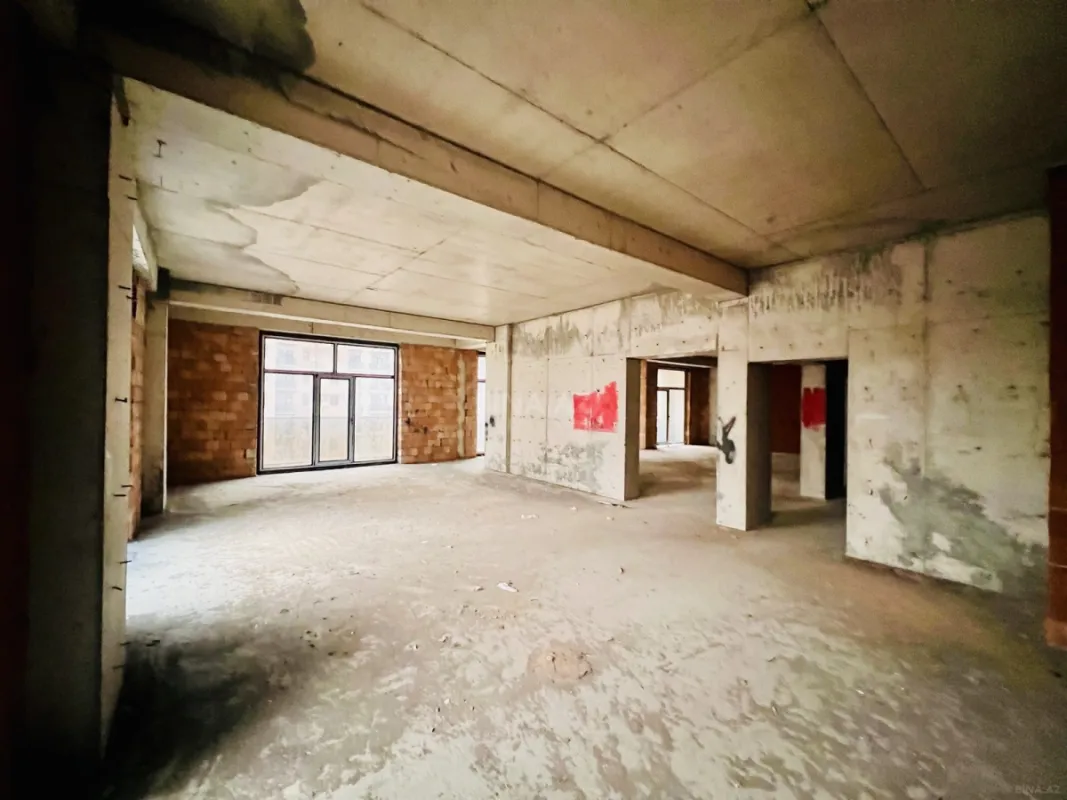 Satılır 4 otaqlı mənzil 196 m²