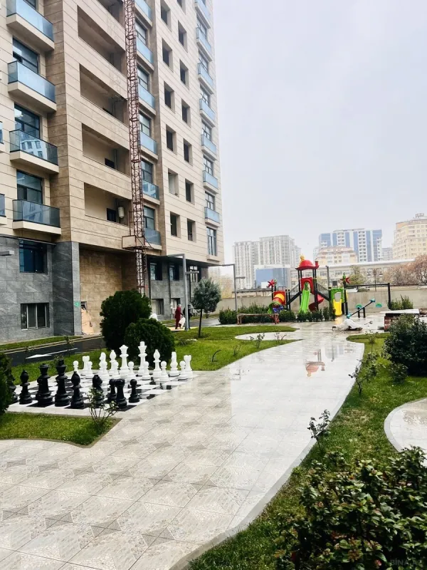 Satılır 4 otaqlı mənzil 196 m²