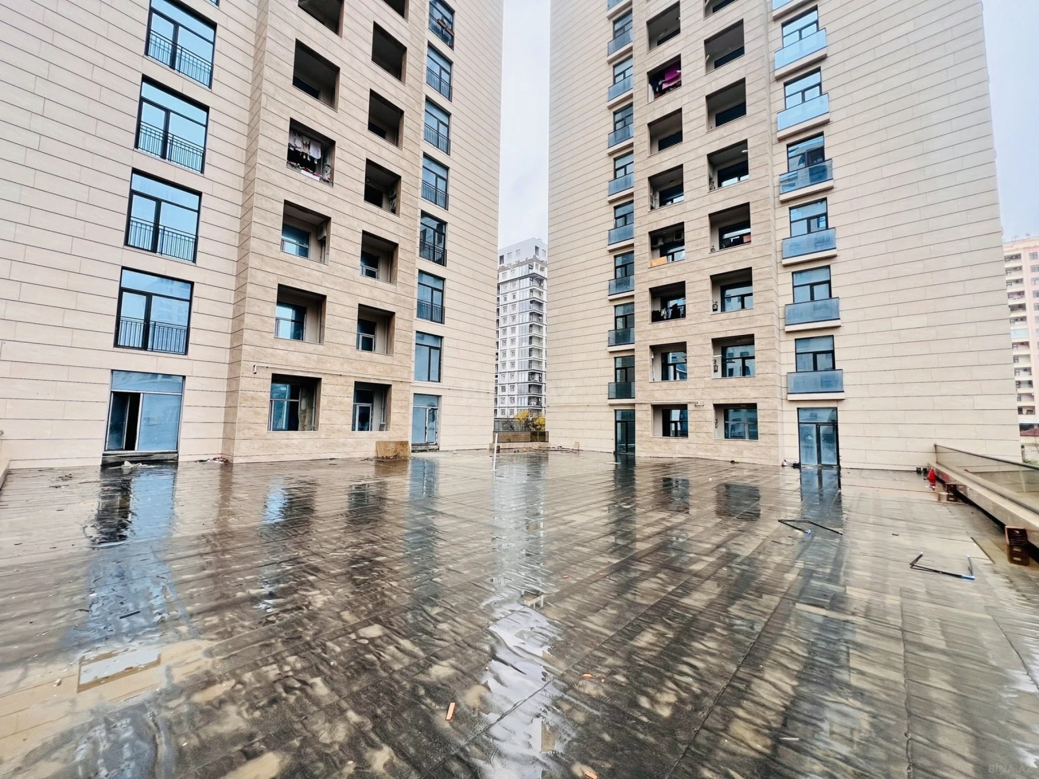 Satılır 4 otaqlı mənzil 196 m²