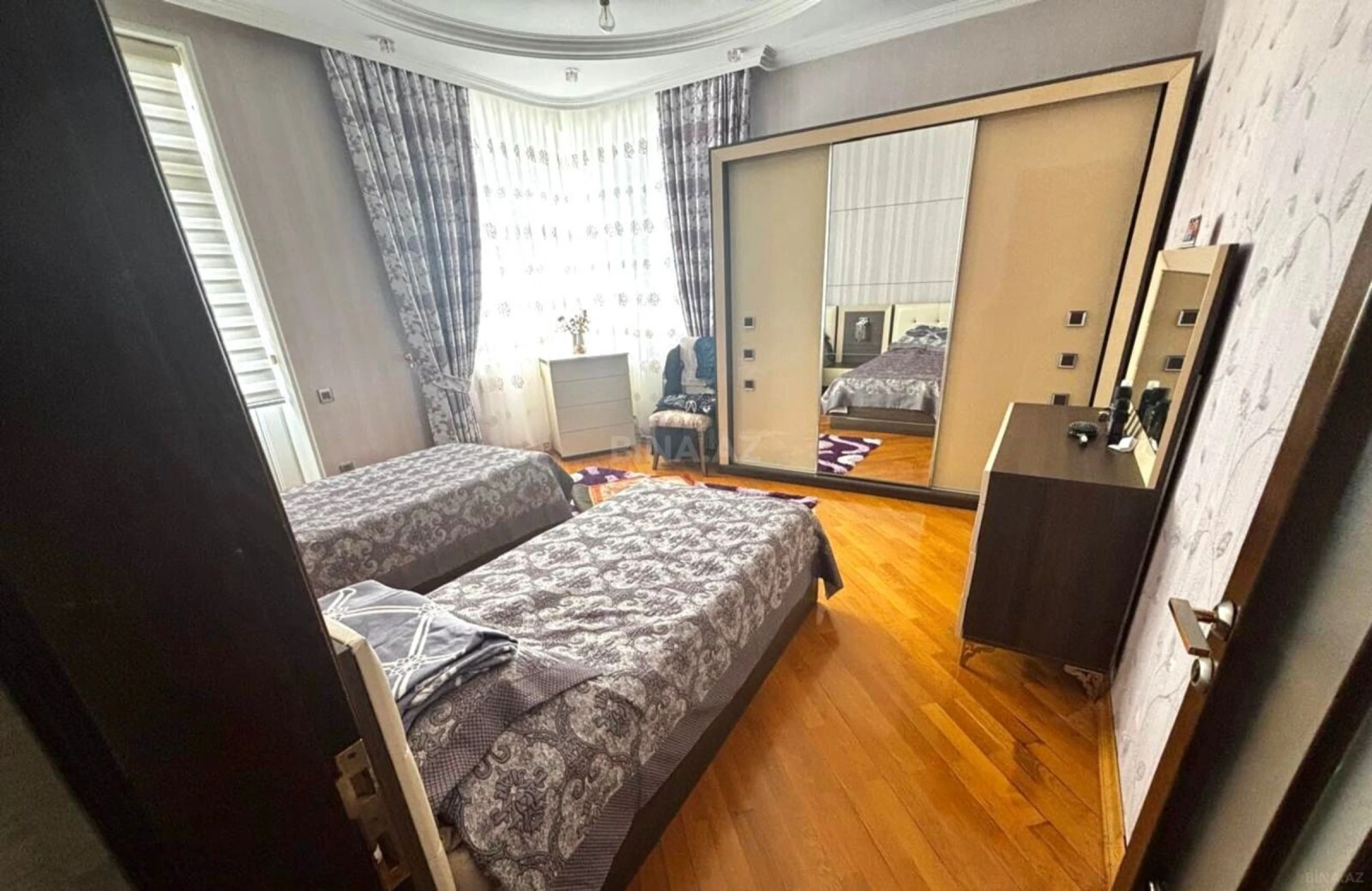 Satılır 3 otaqlı mənzil 137.1 m²