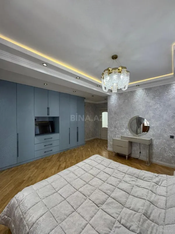 Satılır 4 otaqlı mənzil 236 m²