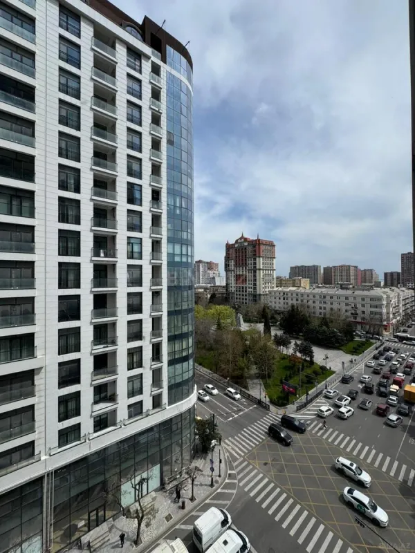 Satılır 4 otaqlı mənzil 236 m²