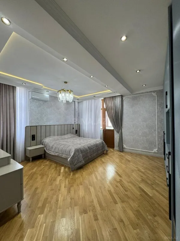 Satılır 4 otaqlı mənzil 236 m²