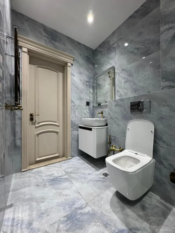 Satılır 4 otaqlı mənzil 236 m²