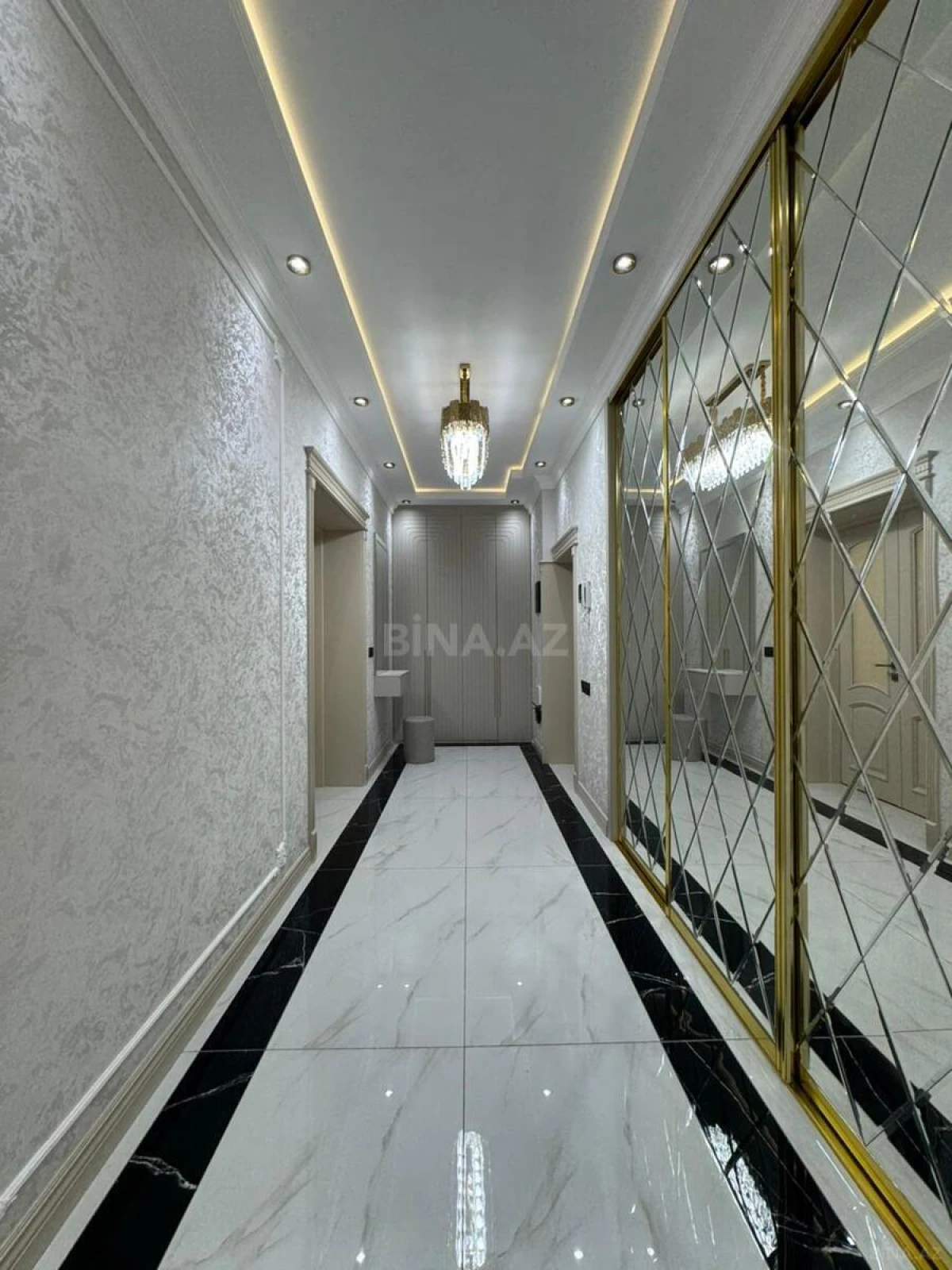 Satılır 4 otaqlı mənzil 236 m²
