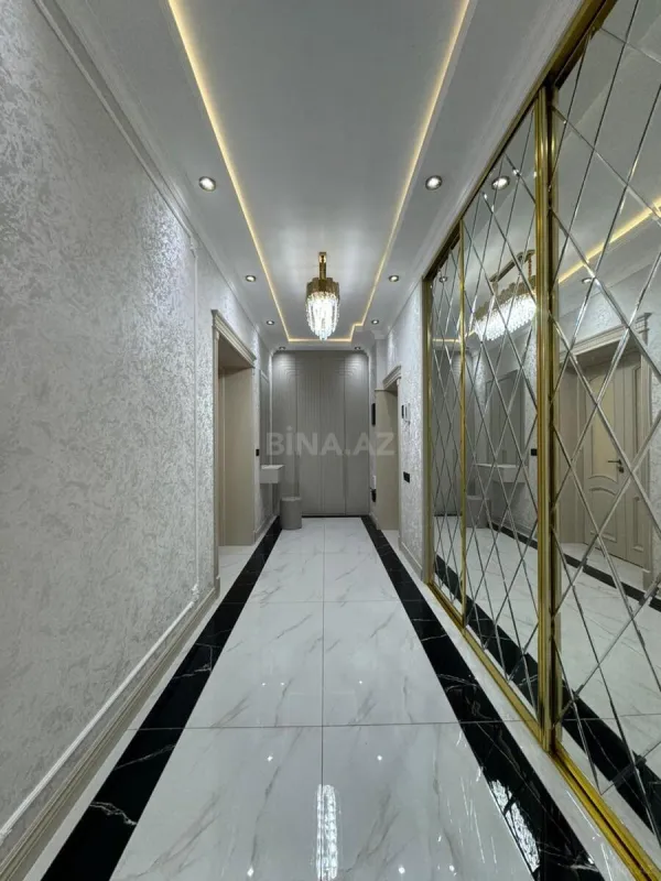 Satılır 4 otaqlı mənzil 236 m²