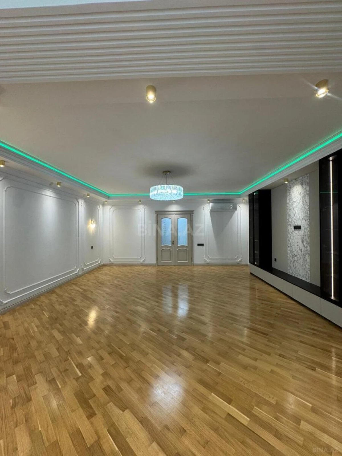 Satılır 4 otaqlı mənzil 236 m²