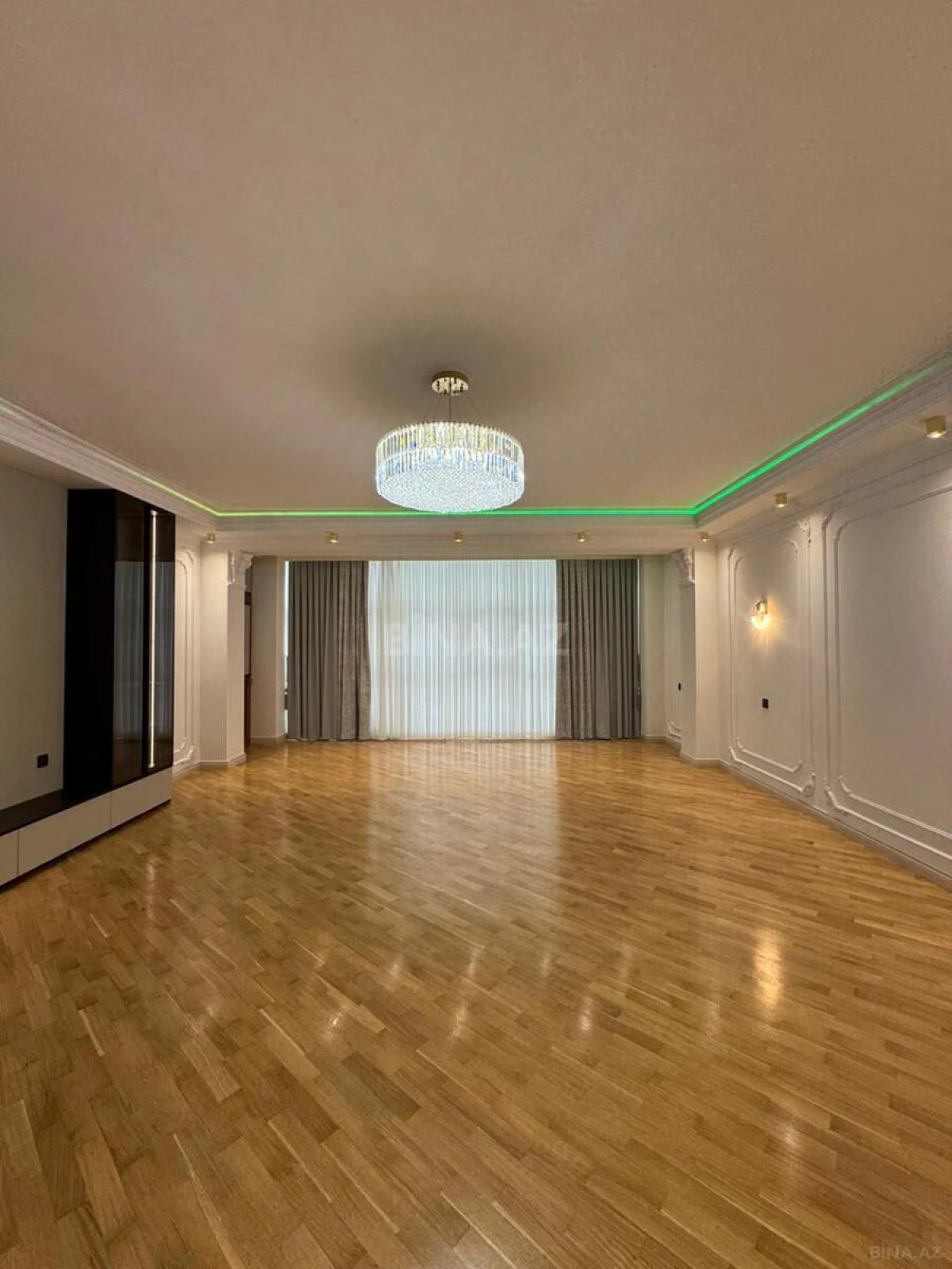 Satılır 4 otaqlı mənzil 236 m²