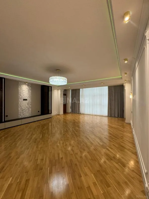 Satılır 4 otaqlı mənzil 236 m²