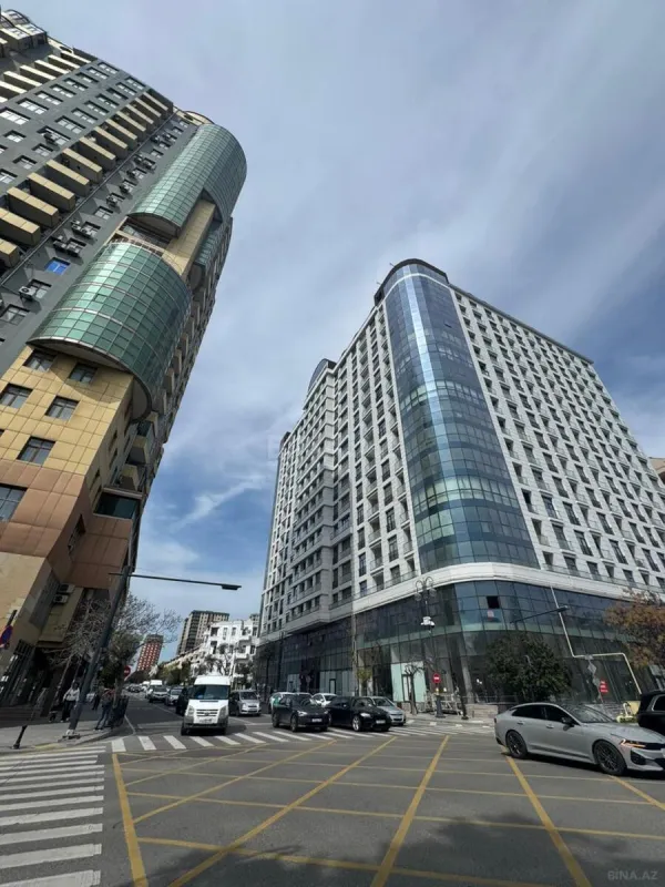 Satılır 4 otaqlı mənzil 236 m²