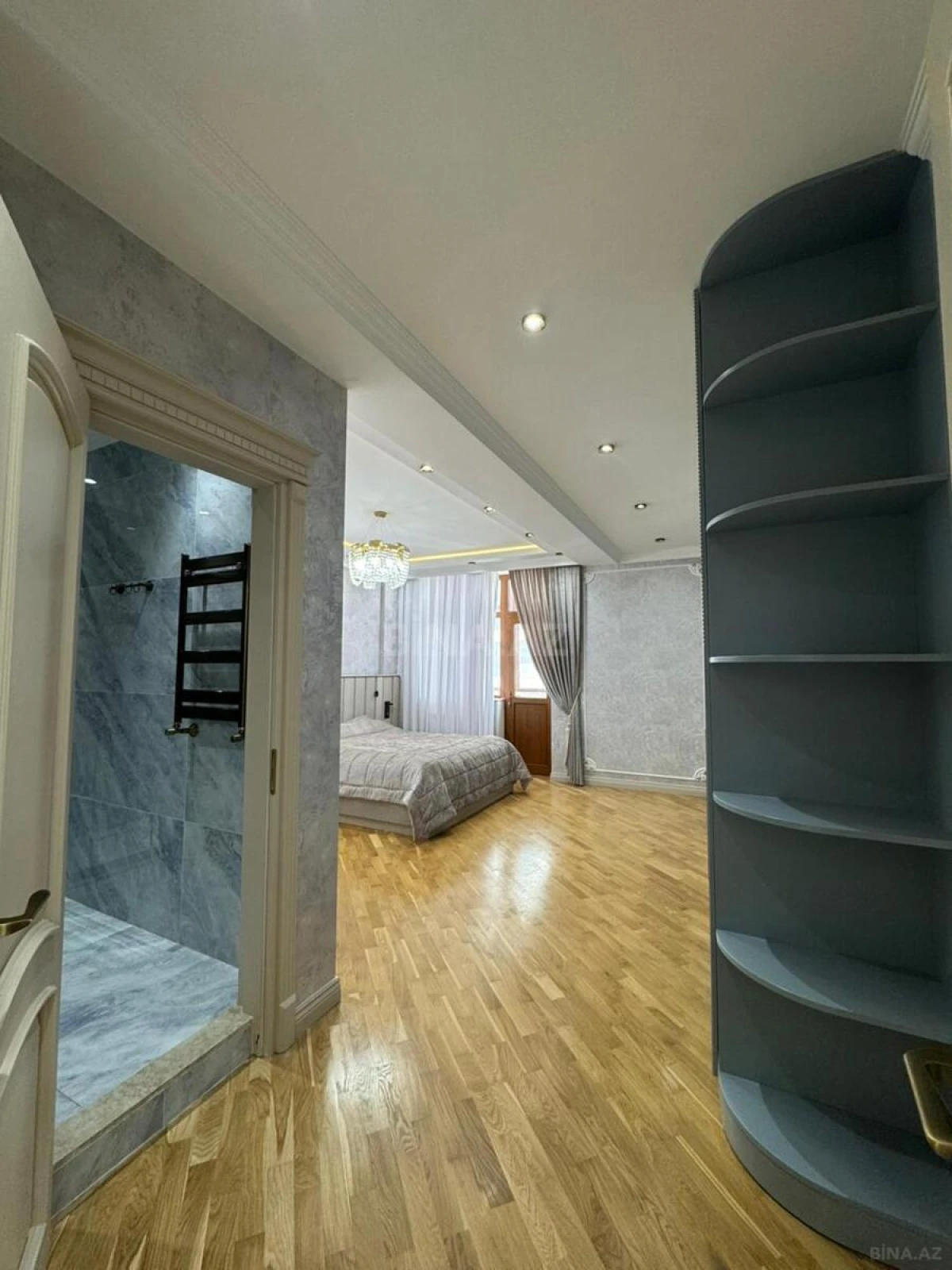 Satılır 4 otaqlı mənzil 236 m²