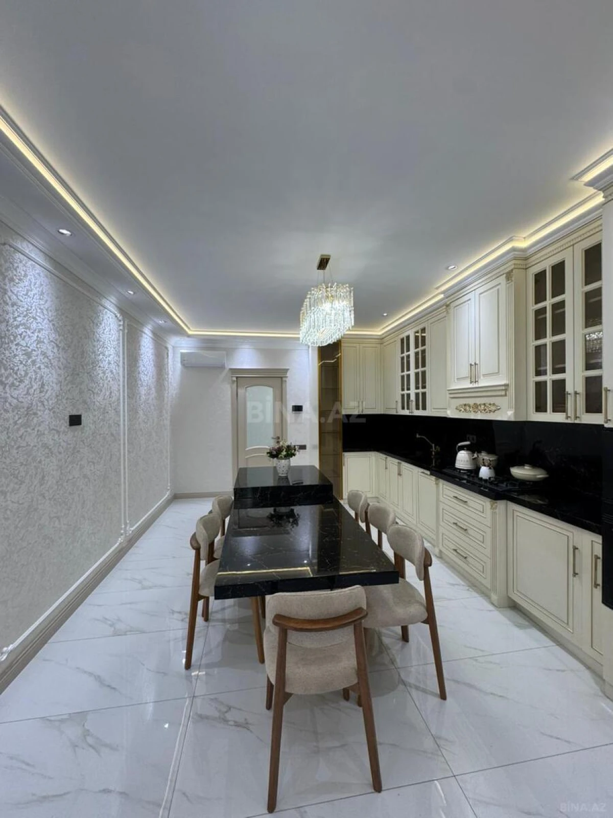 Satılır 4 otaqlı mənzil 236 m²