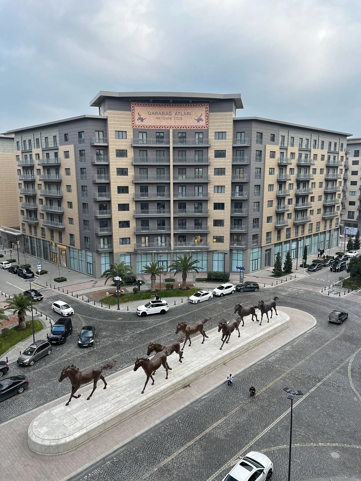 Satılır 4 otaqlı mənzil 135 m²