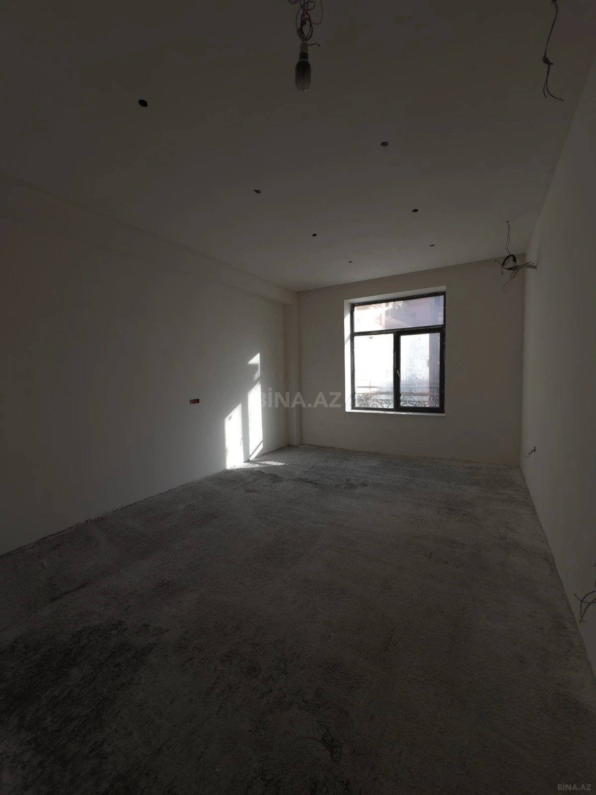 Satılır 4 otaqlı mənzil 135 m²