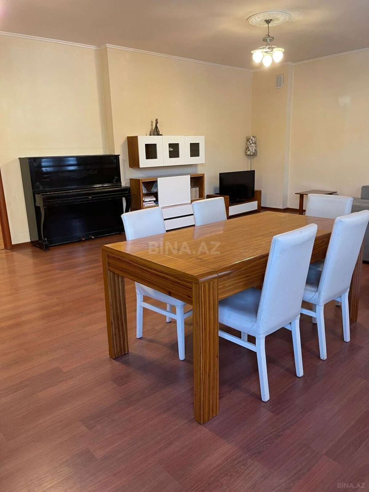 Satılır 3 otaqlı mənzil 135 m²