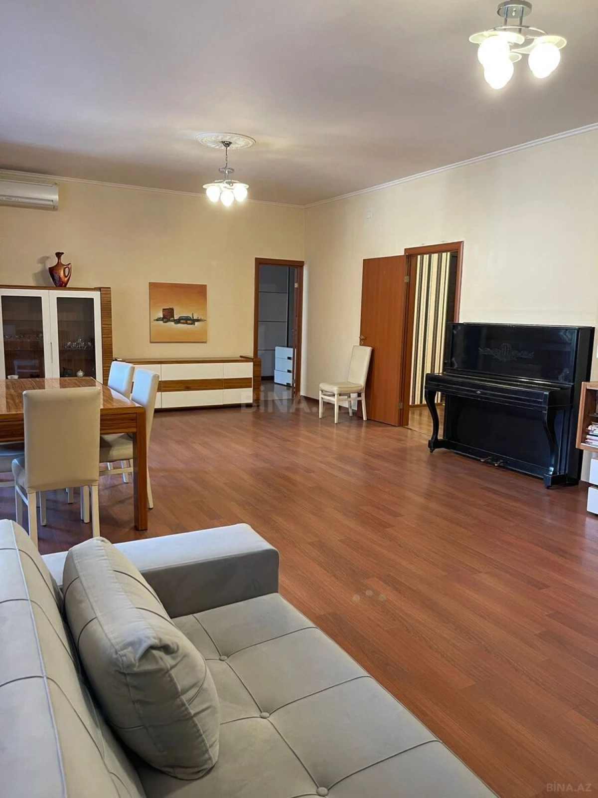 Satılır 3 otaqlı mənzil 135 m²