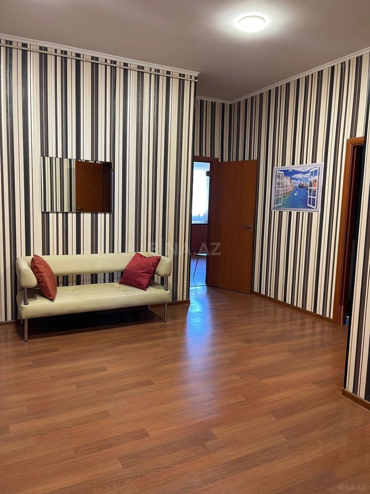 Satılır 3 otaqlı mənzil 135 m²