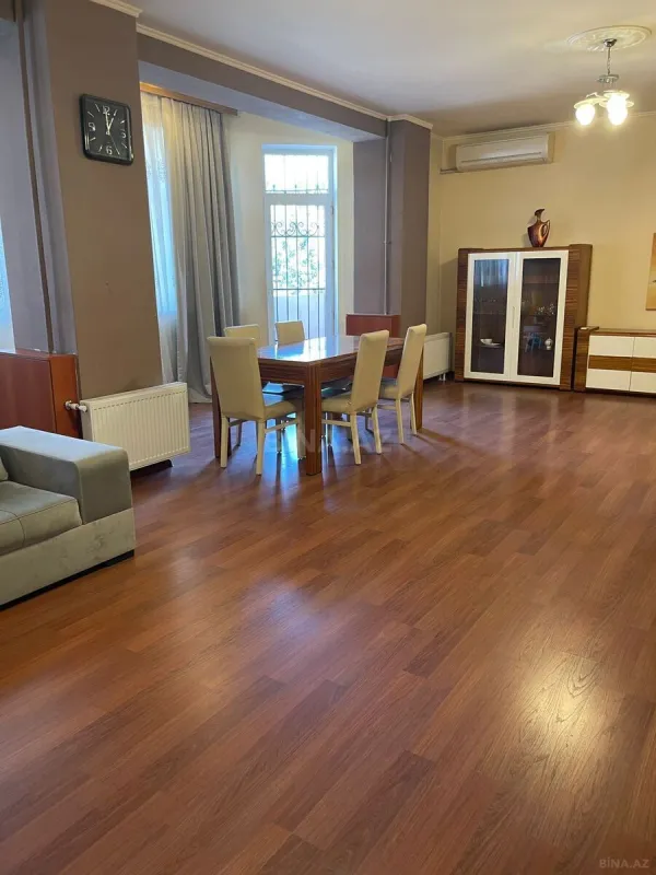 Satılır 3 otaqlı mənzil 135 m²
