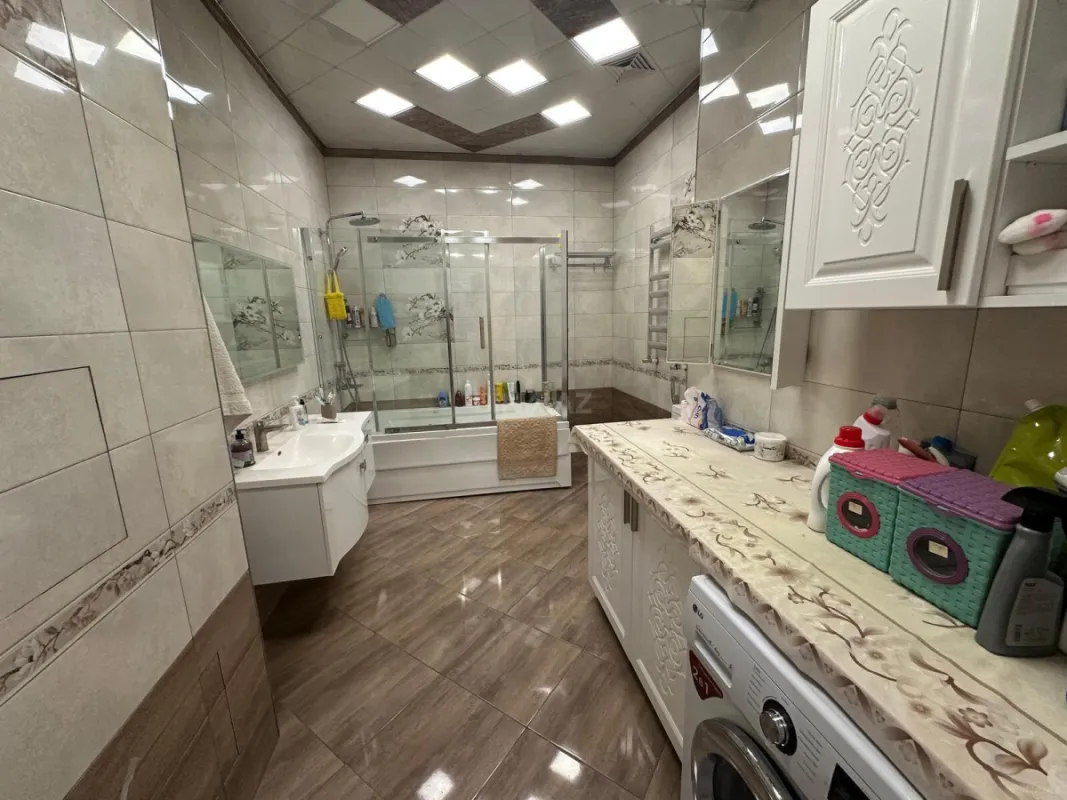 Satılır 4 otaqlı mənzil 200 m²