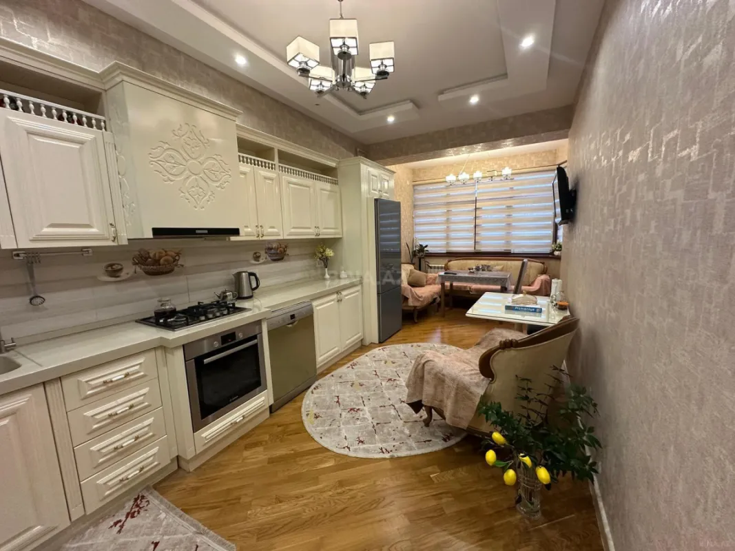 Satılır 4 otaqlı mənzil 200 m²