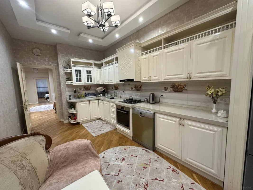 Satılır 4 otaqlı mənzil 200 m²