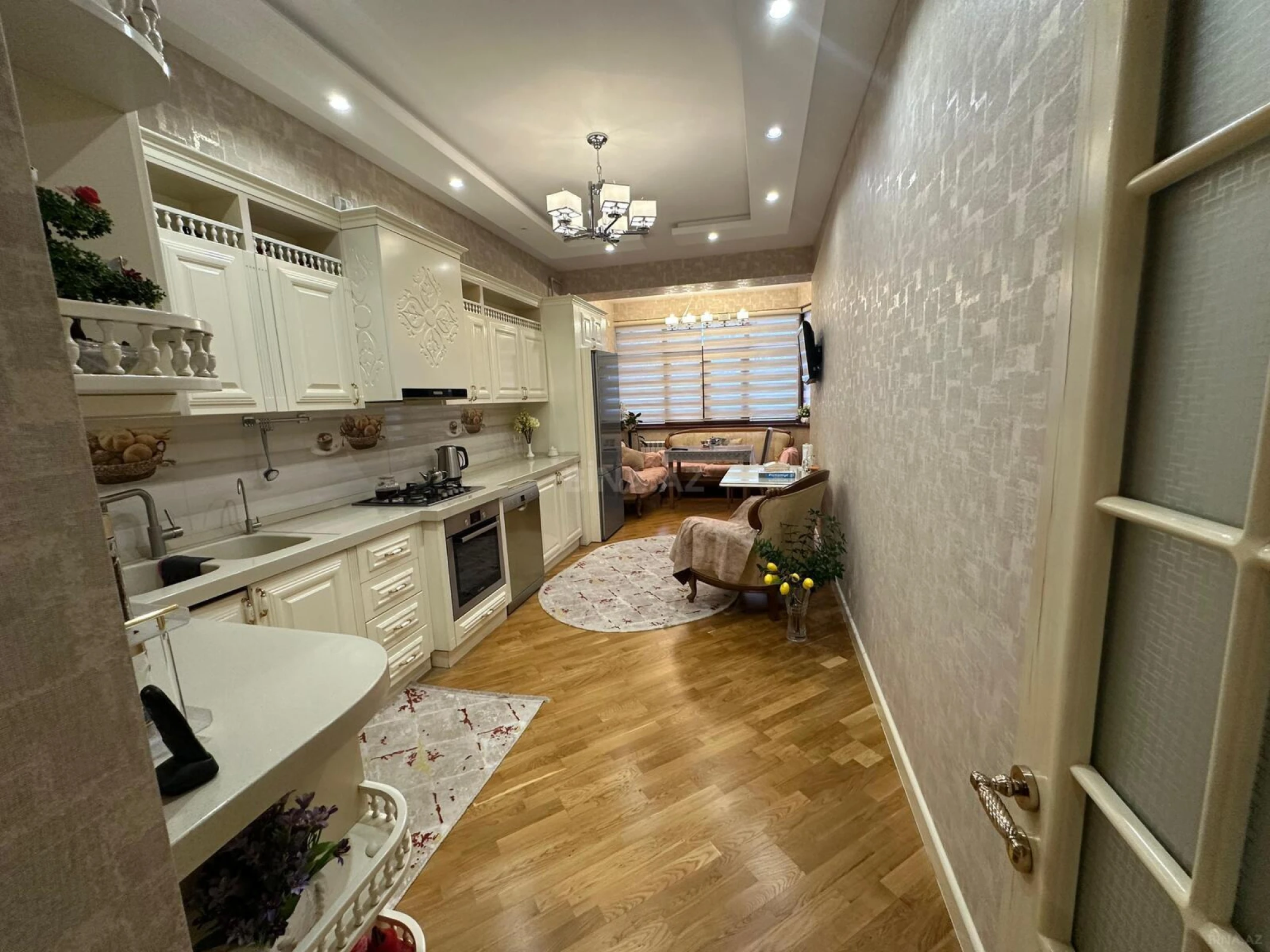 Satılır 4 otaqlı mənzil 200 m²