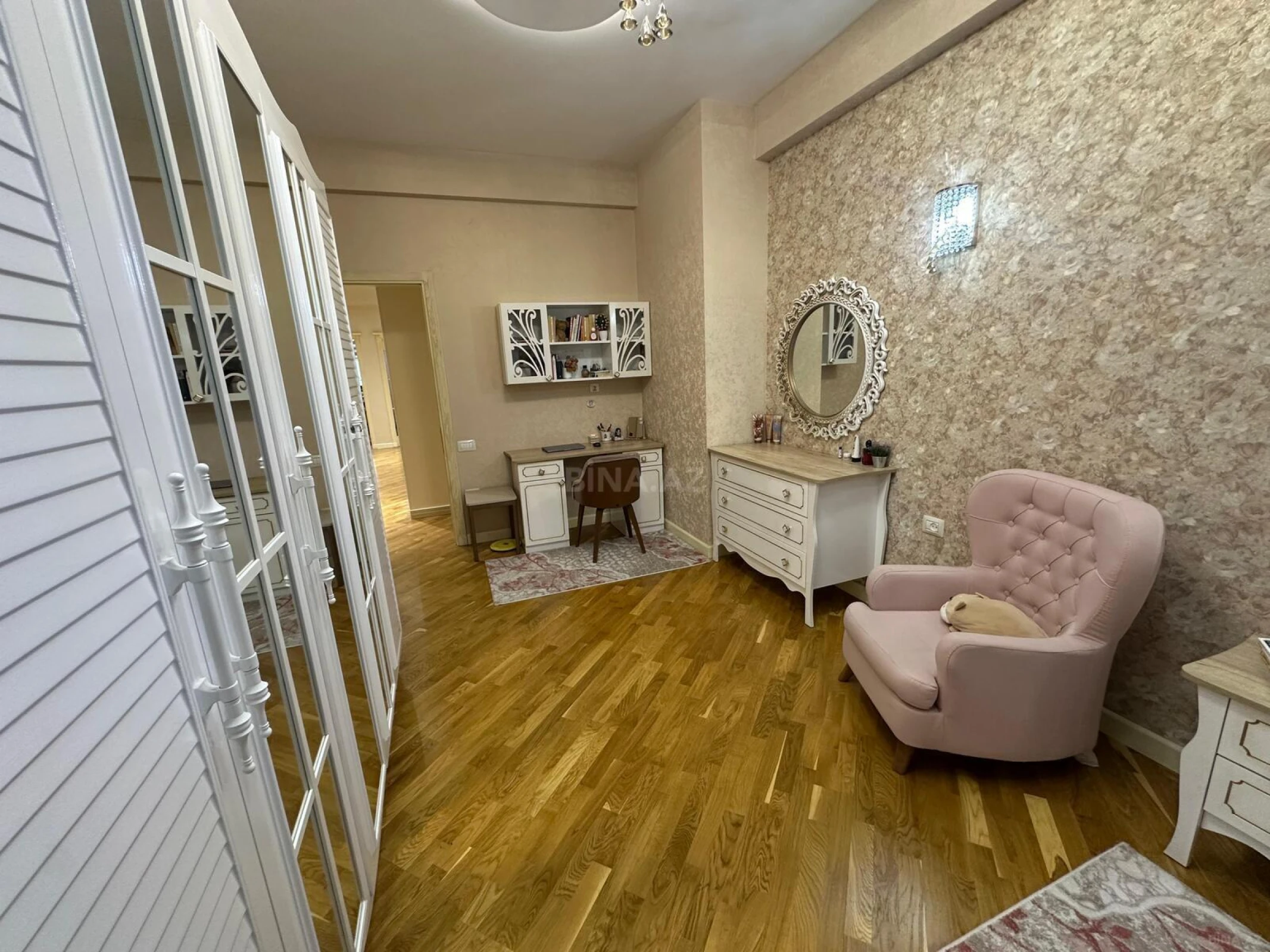 Satılır 4 otaqlı mənzil 200 m²
