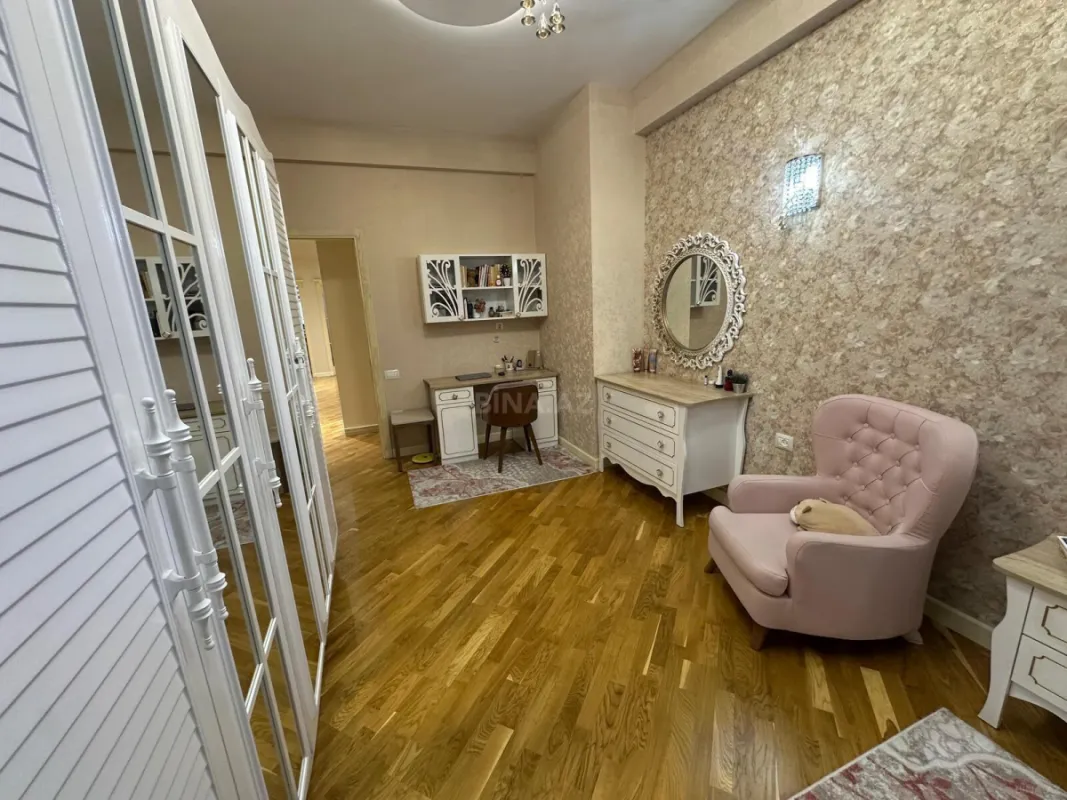 Satılır 4 otaqlı mənzil 200 m²