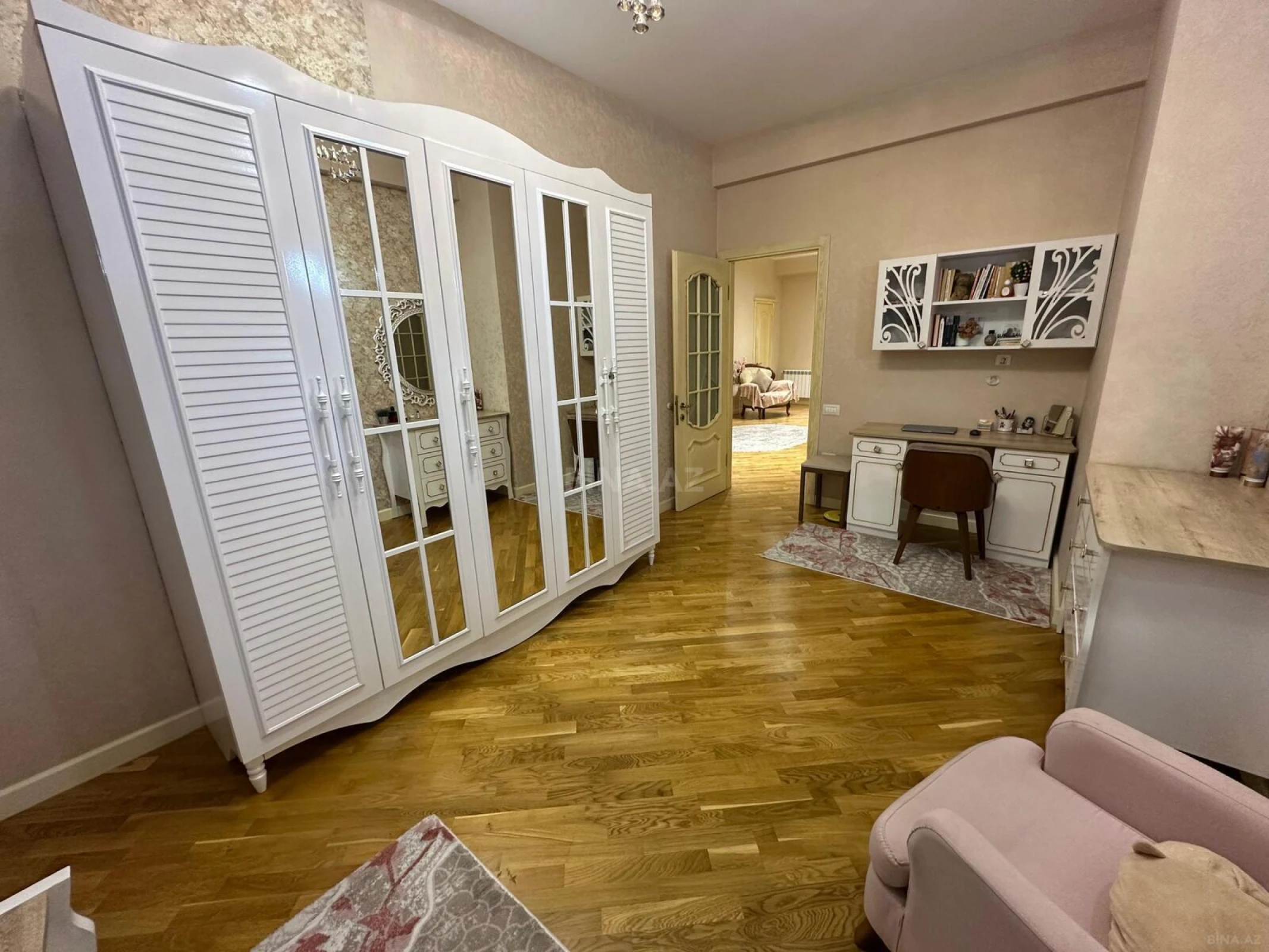 Satılır 4 otaqlı mənzil 200 m²
