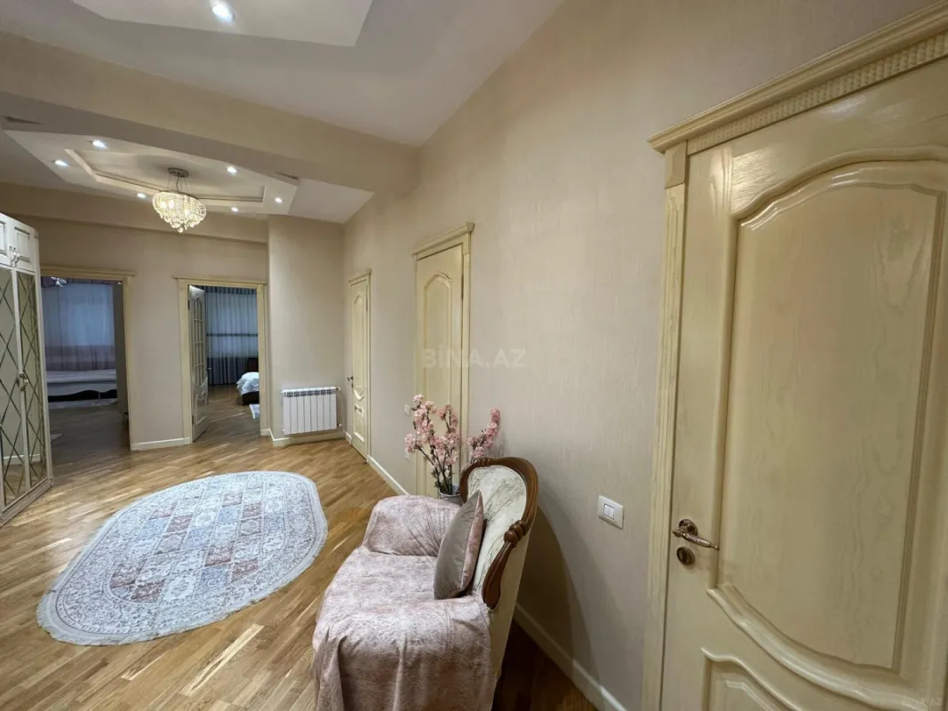 Satılır 4 otaqlı mənzil 200 m²