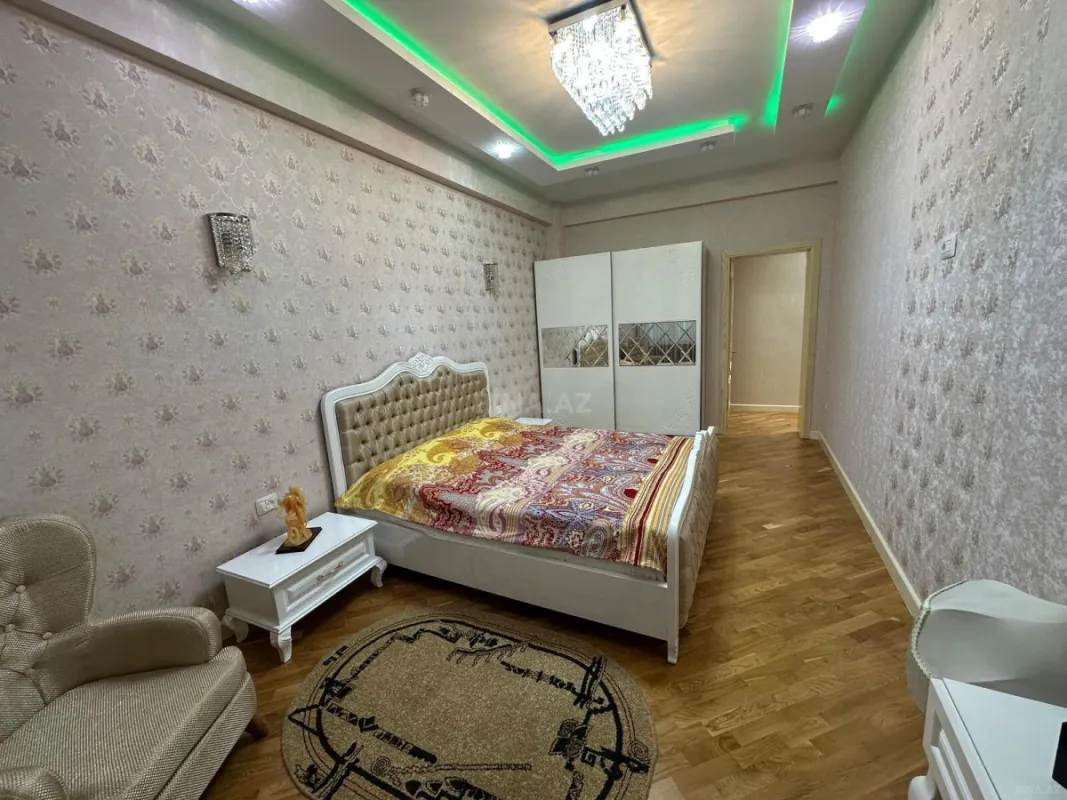 Satılır 4 otaqlı mənzil 200 m²