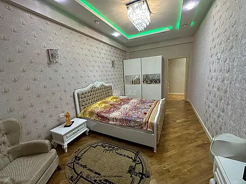 Satılır 4 otaqlı mənzil 200 m²