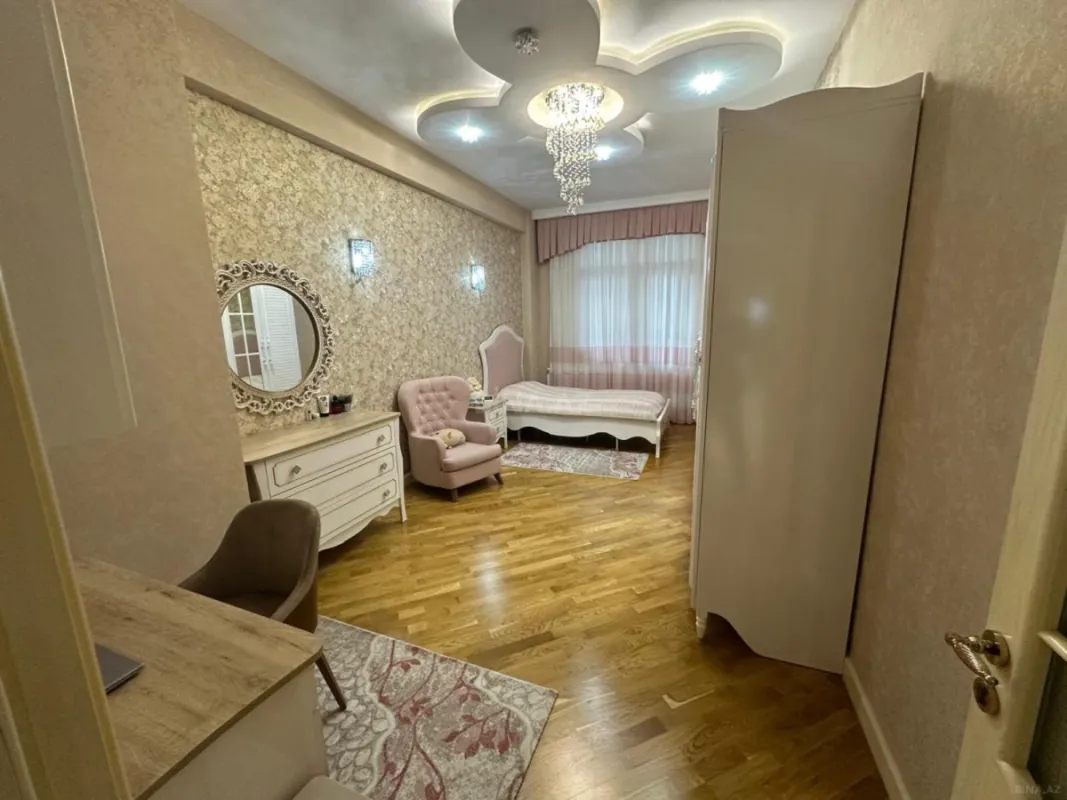 Satılır 4 otaqlı mənzil 200 m²