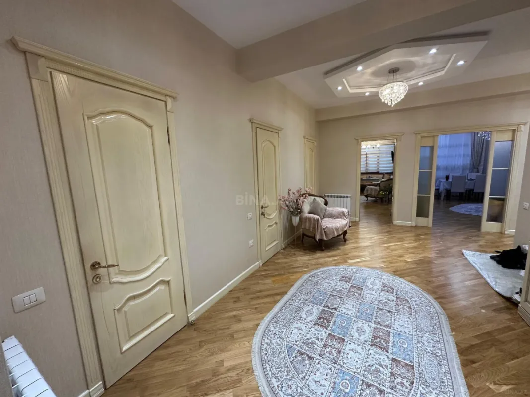 Satılır 4 otaqlı mənzil 200 m²