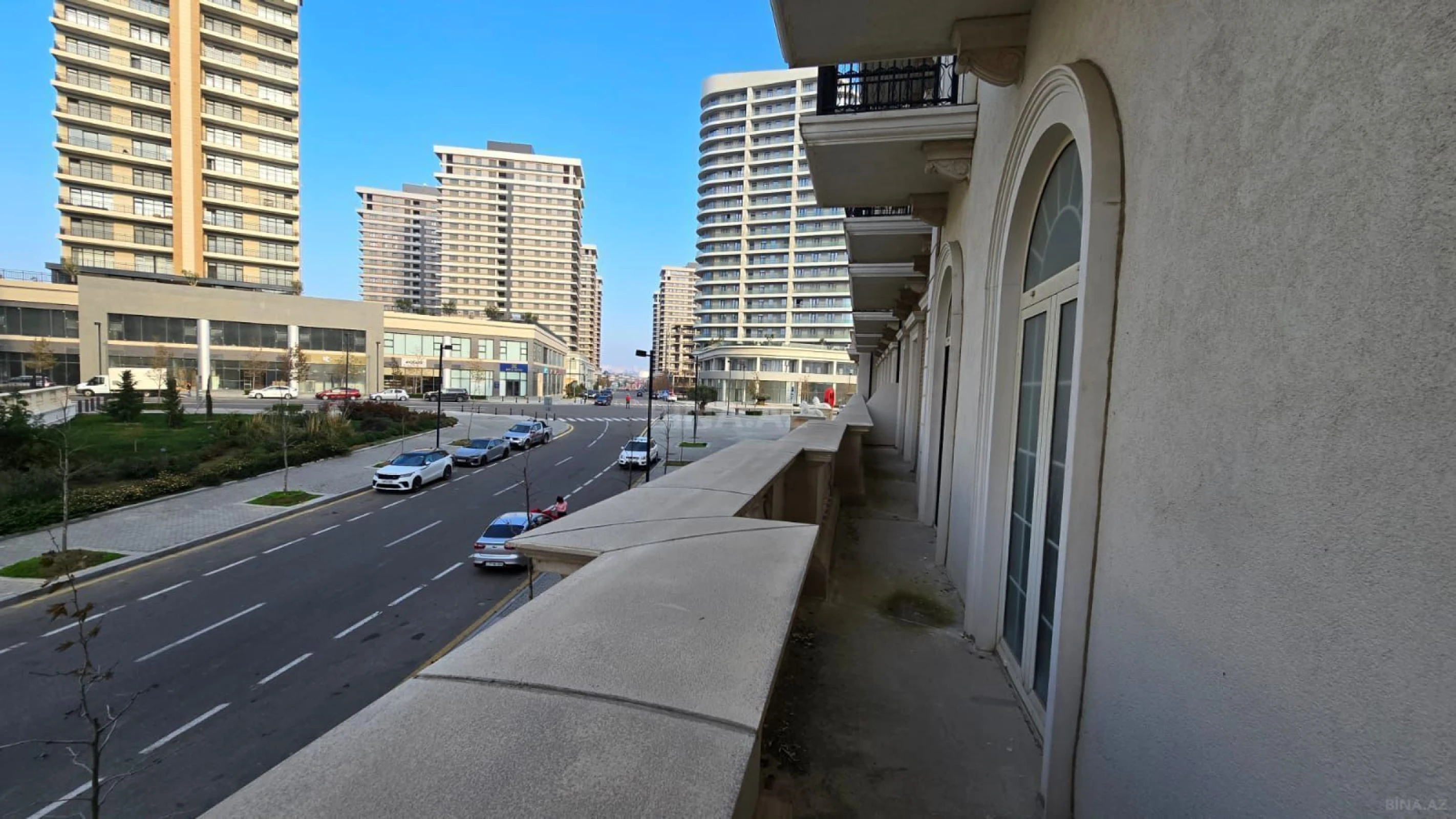 Satılır 4 otaqlı mənzil 145 m²