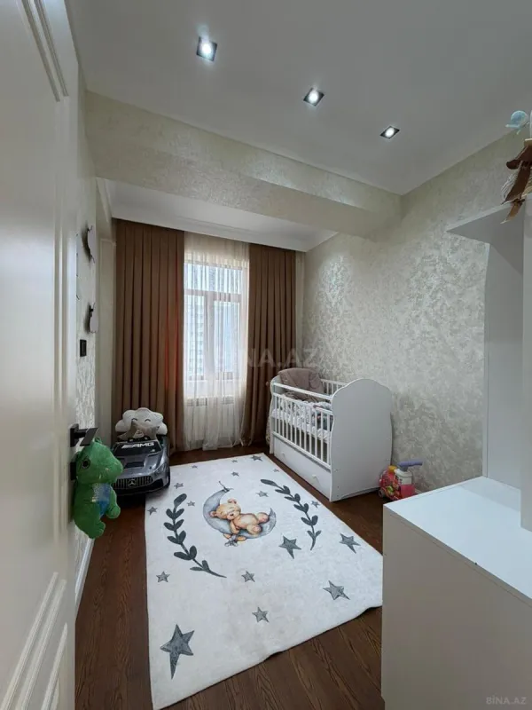 Satılır 4 otaqlı mənzil 153 m²