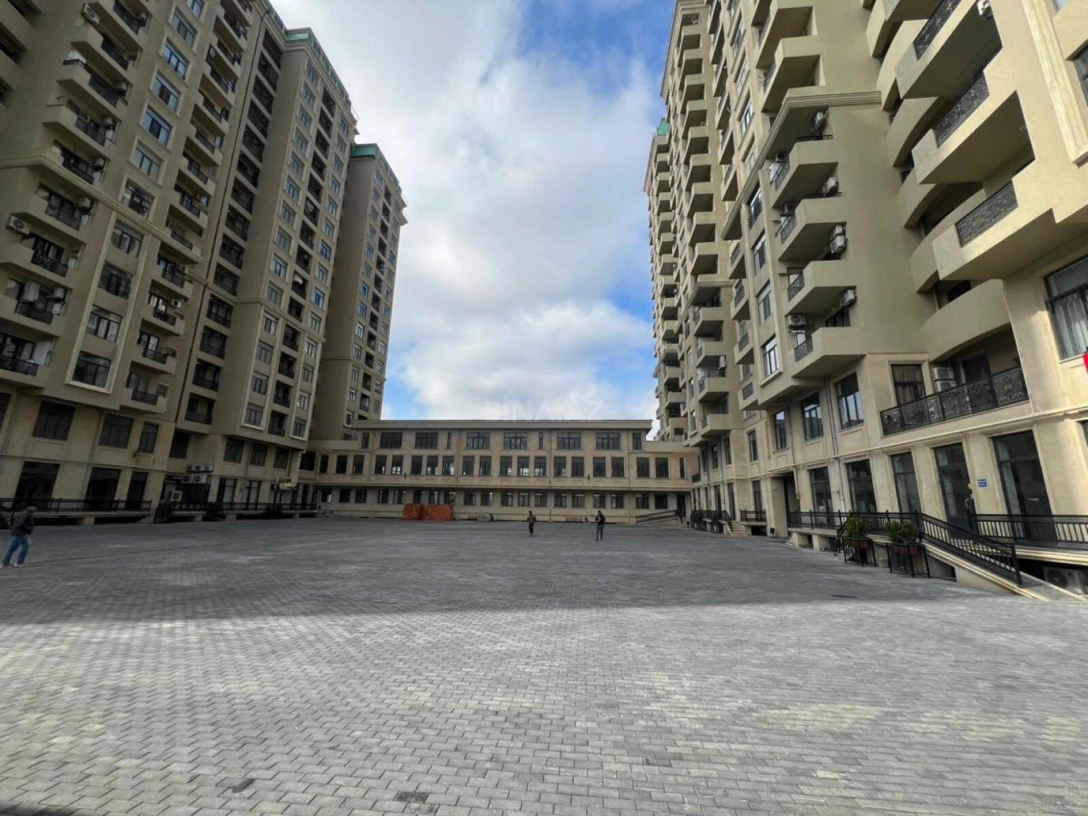 Satılır 4 otaqlı mənzil 171 m²