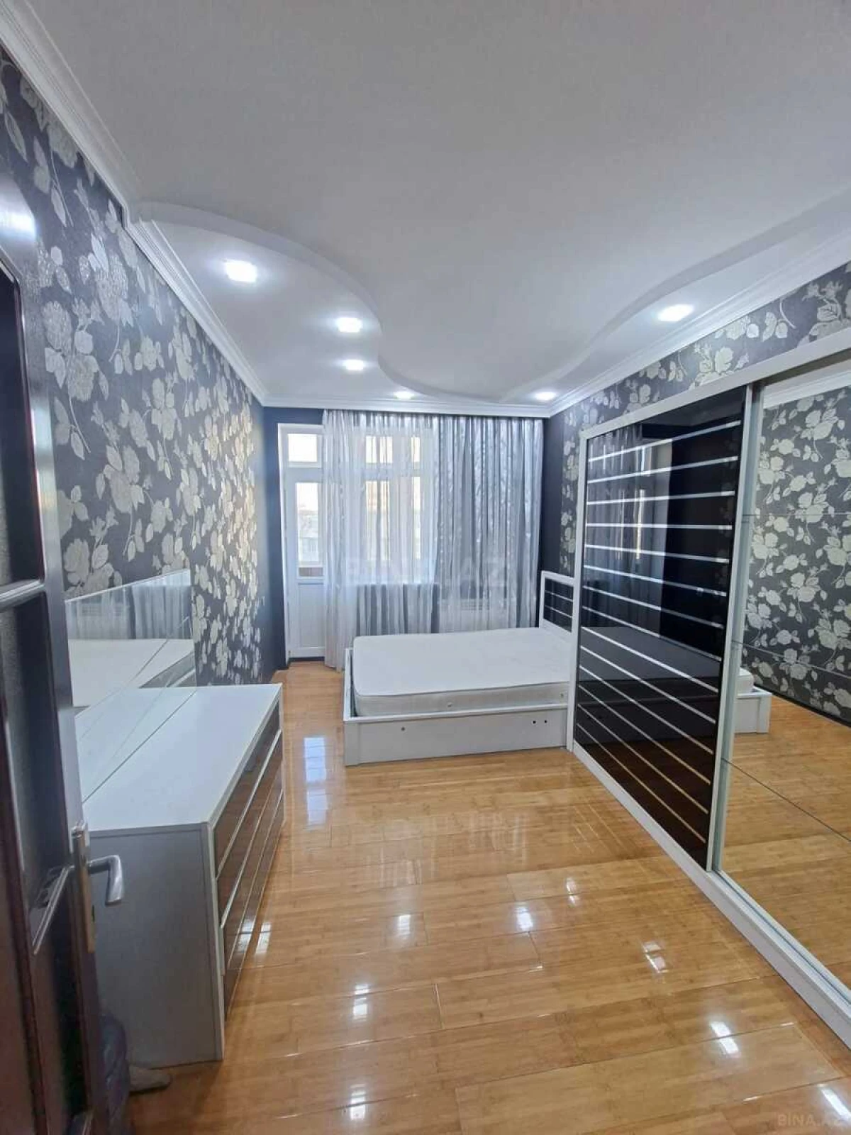 Satılır 3 otaqlı mənzil 110 m²