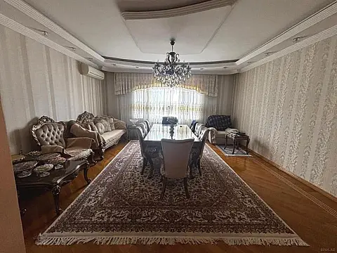 Satılır 3 otaqlı mənzil 137.1 m²