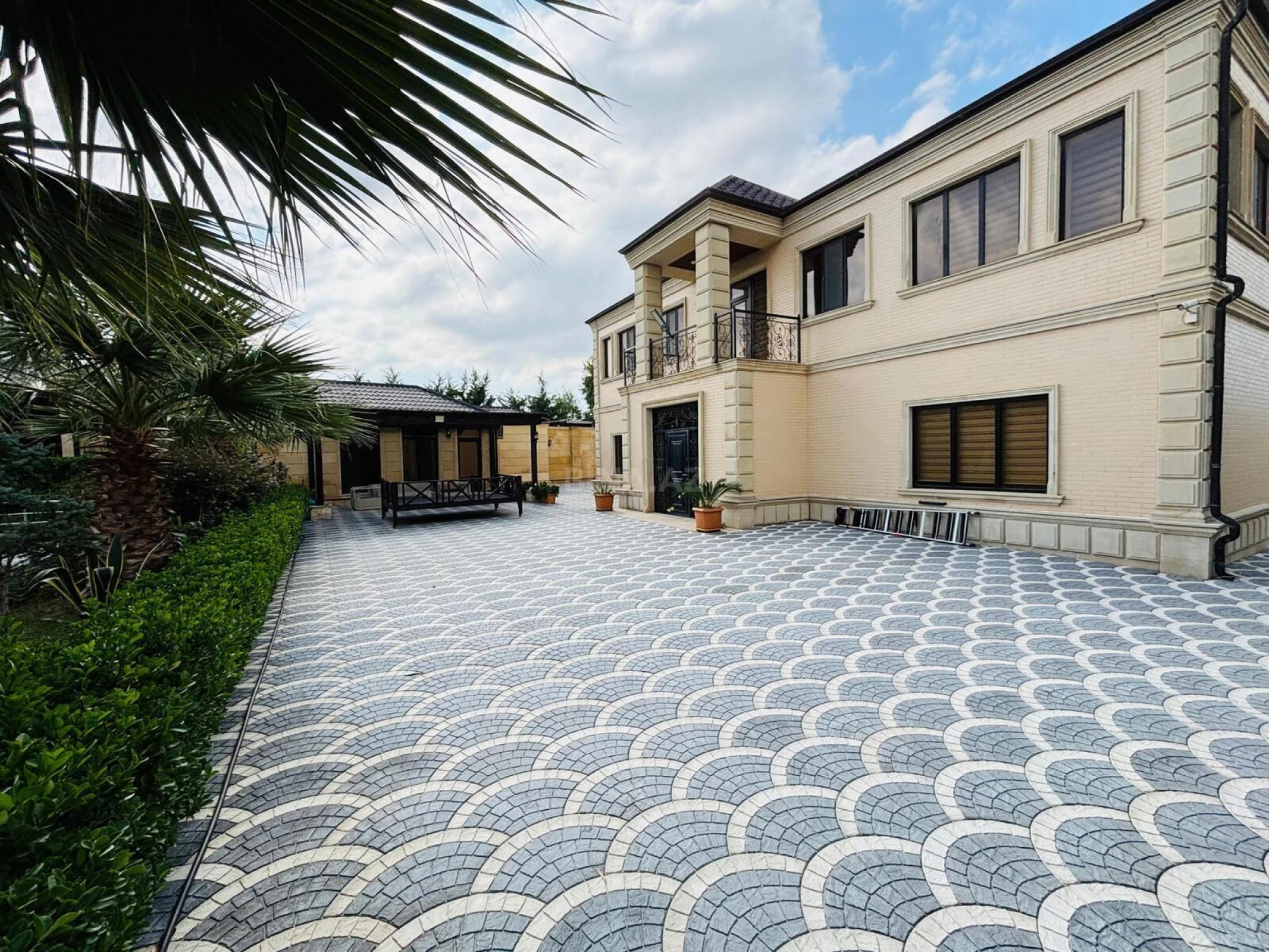 Satılır 5 otaqlı həyət evi 320 m²