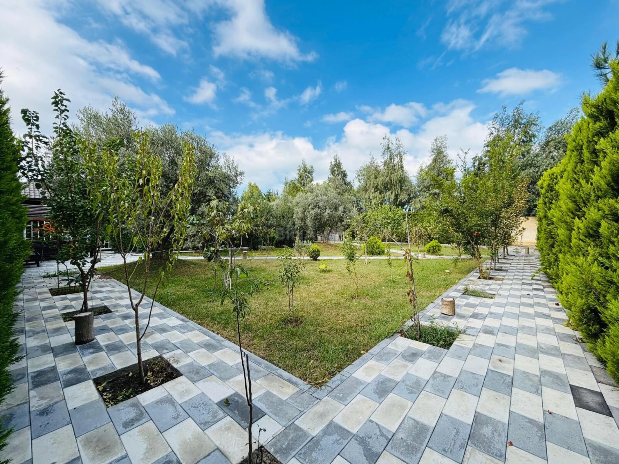 Satılır 5 otaqlı həyət evi 320 m²