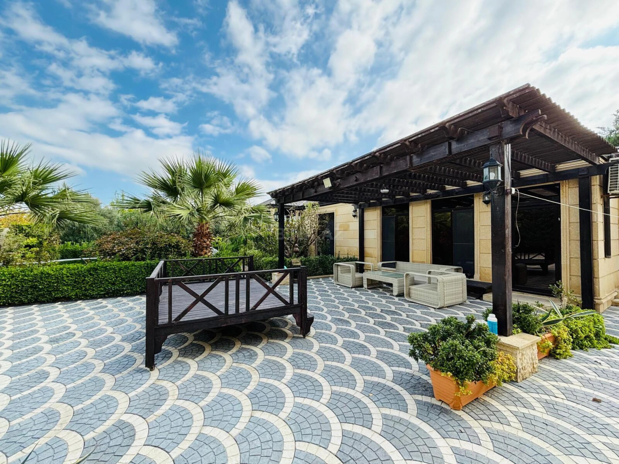 Satılır 5 otaqlı həyət evi 320 m²