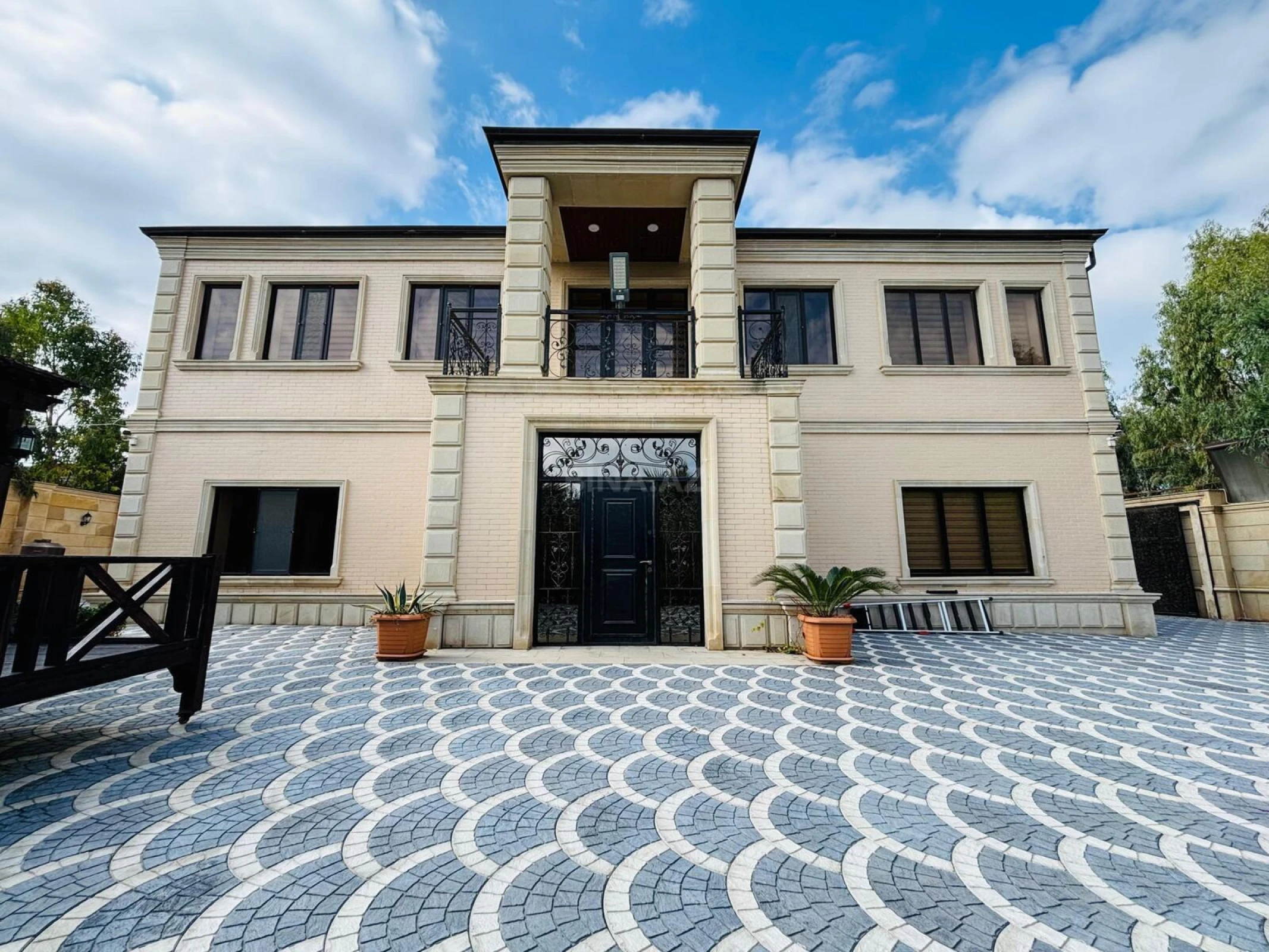 Satılır 5 otaqlı həyət evi 320 m²