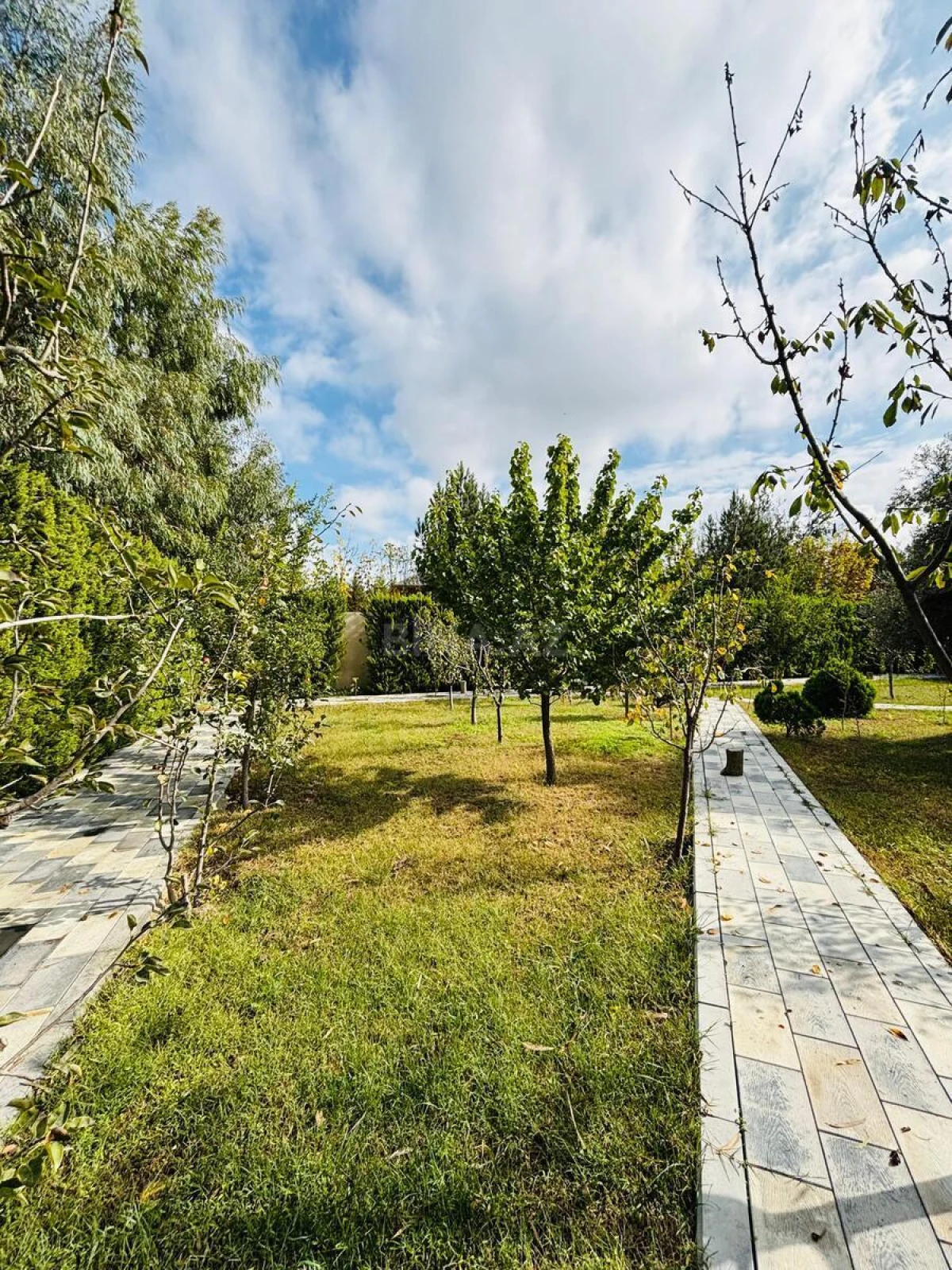 Satılır 5 otaqlı həyət evi 320 m²