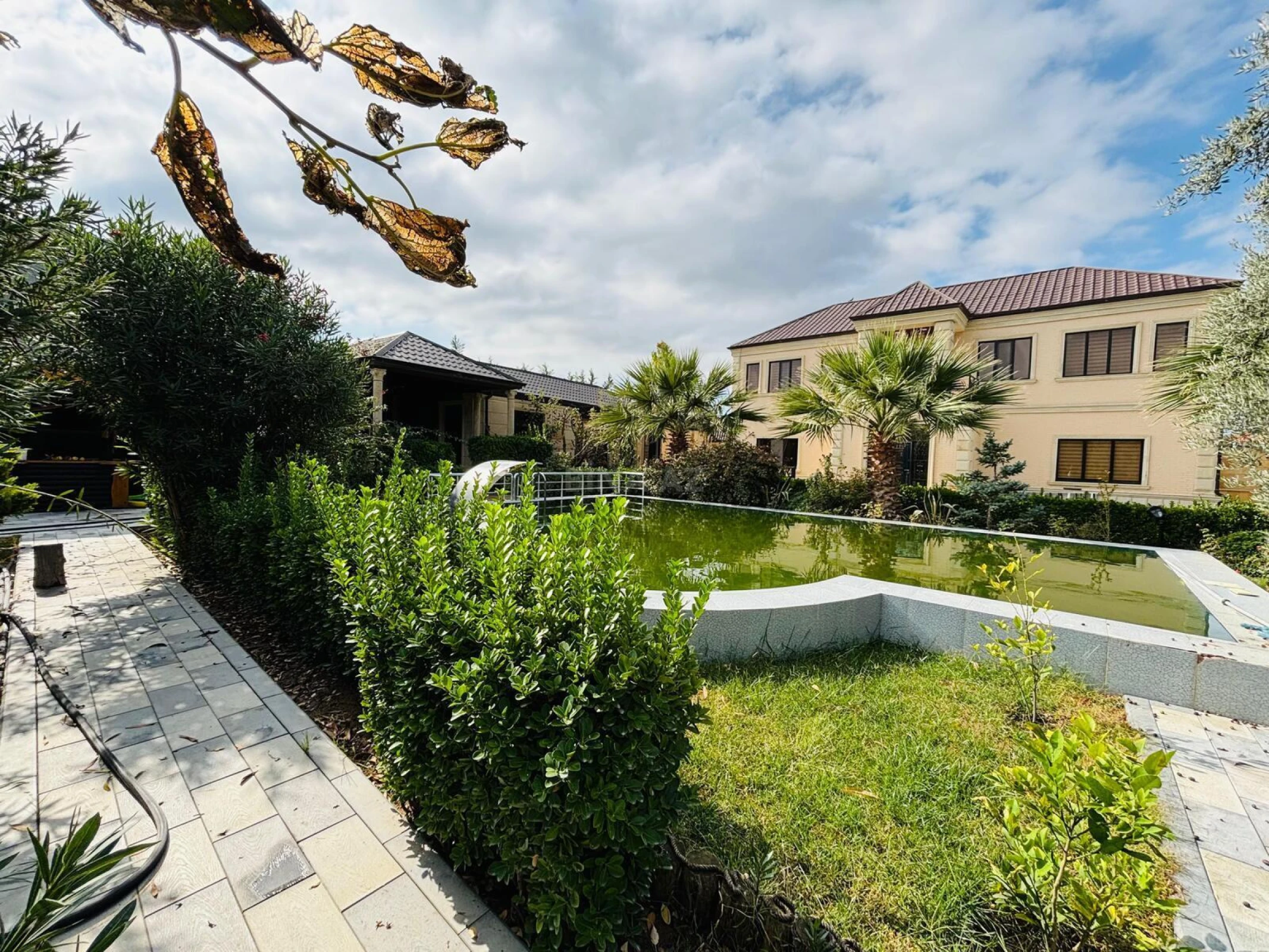 Satılır 5 otaqlı həyət evi 320 m²